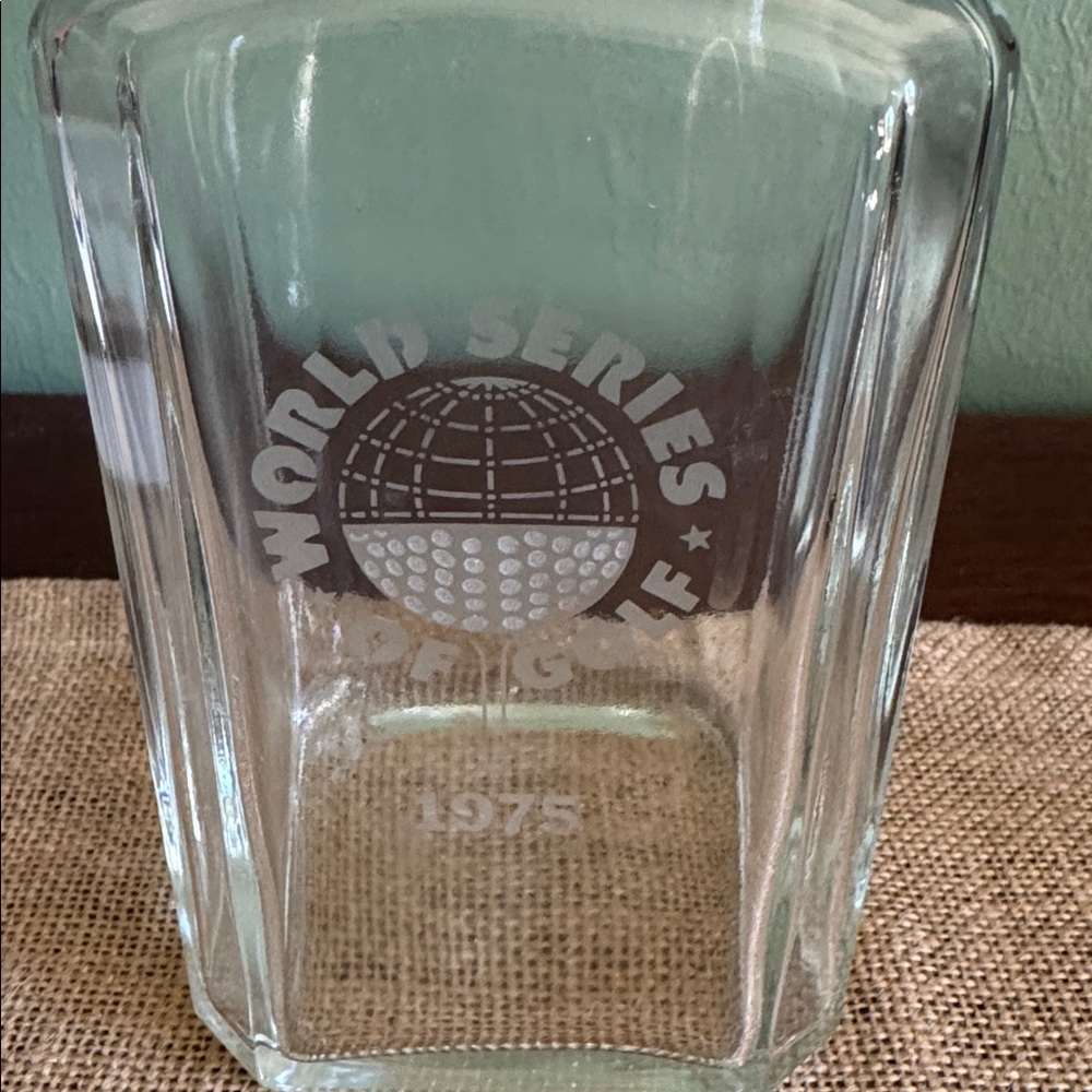 Vintage 1975 World Series of Golf Glass Decanter with Stopper Barware - Picture 3 of 8